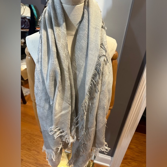 Gucci grey and white large stole cotton/silk blend EUC w/box - Picture 7 of 9